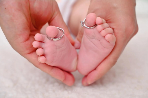 中国香港满月宝宝只放屁不排便